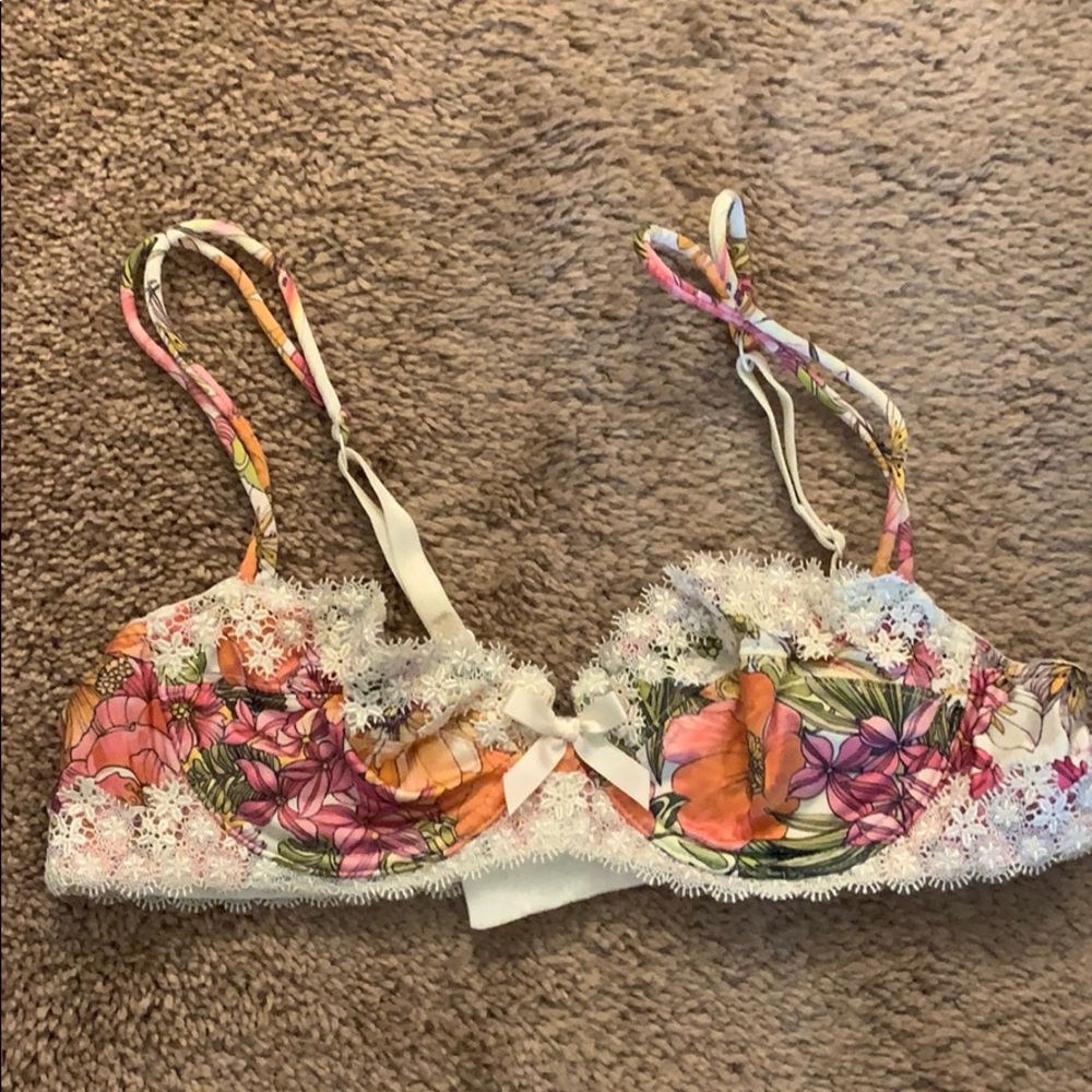 LISE CHARMEL Floral Underwire Bra. Size 32B